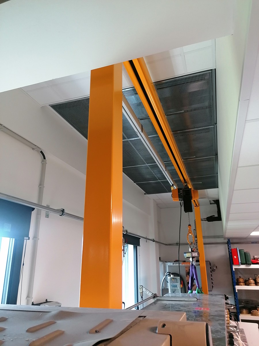 Portique avec palan à chaîne électrique KITO laboratoire