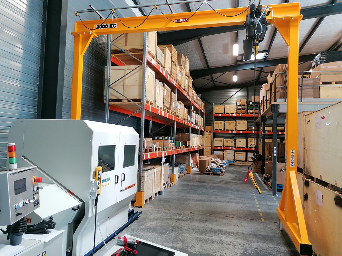 Portique d'atelier déplaçable avec palan à chaîne électrique