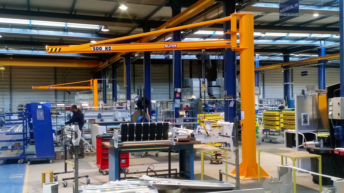 Potence sur fût avec palan à chaîne électrique