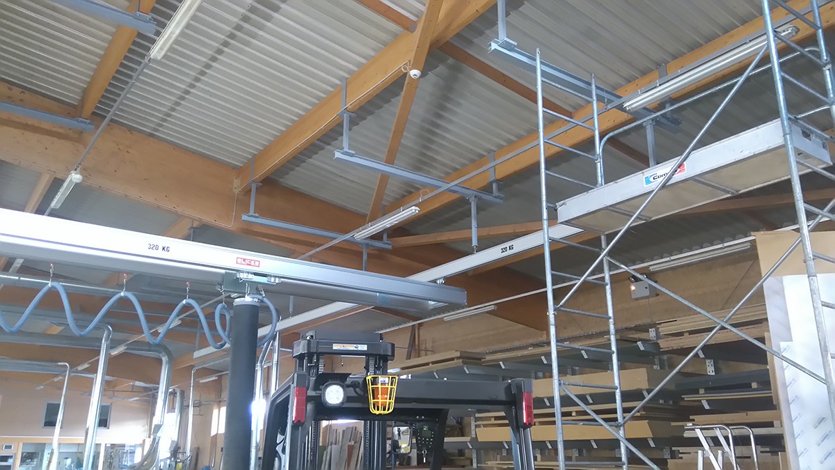 Poutre roulant aluminium sous charpente bâtiment tube de levage